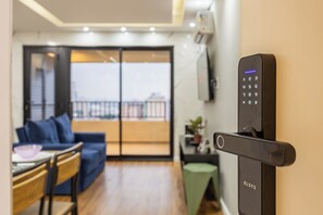 Apartamento familiar, varias camas, baño privado, vistas al complejo turístico | Zona de estar | Smart TV de 40 pulgadas con canales digitales, Netflix