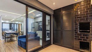Ein modernes Interieur mit Essbereich, einer Couch und einem Kamin.