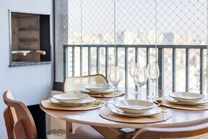 Apartamento Deluxe, Aire acondicionado, vistas a la ciudad | Comedor