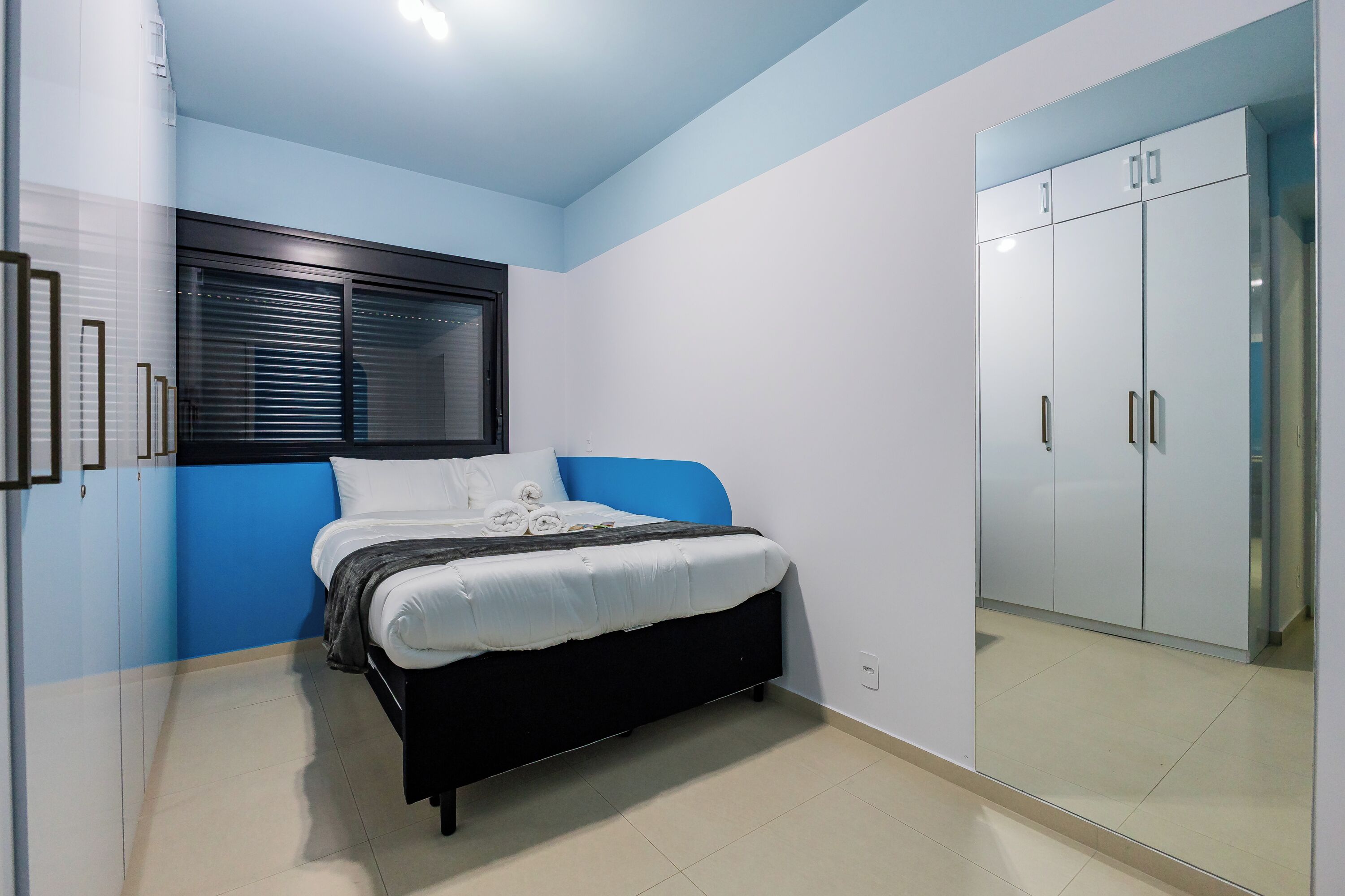 Familjelägenhet - kök - utsikt mot resort | Mörkläggningsgardiner, strykjärn/strykbräda och gratis wi-fi