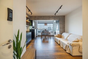 Een modern interieur met een eethoek, bank en keuken.