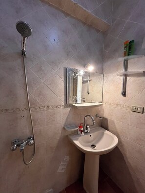 Sèche-cheveux, serviettes fournies, savon, papier toilette