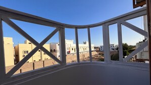 Ein Balkon mit Blick auf die umliegenden Gebäude.
