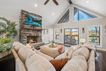 Luxury Smoky Mountain Cabin, River View, Hot tub, Game Room, Firepit, Deck