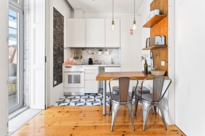 Fridge, microwave, oven, coffee/tea maker - GuestReady - Central Porto retreat with balcony (Porto)