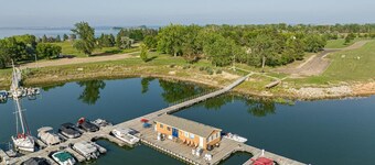 3 Bed Lake Escape Cabin  1mi from Lake Sakakawea park entrance steps from nature