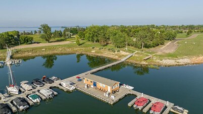 3 Bed Lake Escape Cabin  1mi from Lake Sakakawea park entrance steps from nature