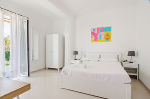 Hypo-allergenic bedding, in-room safe, individually decorated - OraBlu Villas (Forio)