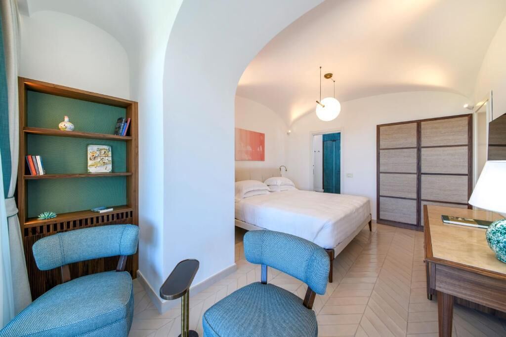 Safe på rommet, blendingsgardiner, lydisolert og strykejern/-brett