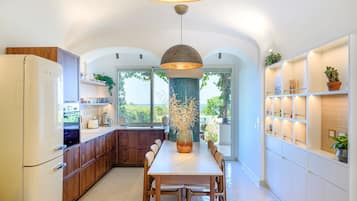 Executive-Villa, 2 Schlafzimmer, eigener Pool, Meerblick | Wohnbereich | 50-Zoll-Smart-TV mit Digitalempfang, Fußbodenheizung