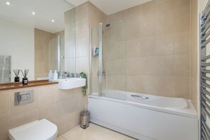 Secadora de cabello, toallas, jabón, papel de baño 