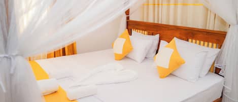 Standard dubbelrum | Skrivbord och strykjärn/strykbräda