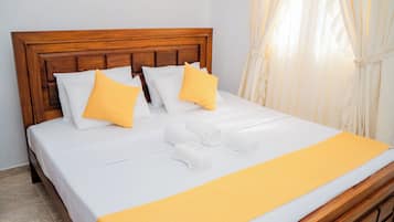 Quarto casal standard | Escrivaninha, ferros/tábuas de passar roupa