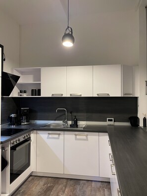 Réfrigérateur, four, plaque de cuisson, lave-vaisselle