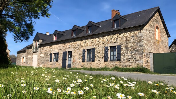 A stone building with multiple windows and a sloped roof. - Gîte Bonaty – Comfortable, Quiet, Cozy Furnished Home for 2 to 9 Guests (Soulgé-sur-Ouette)