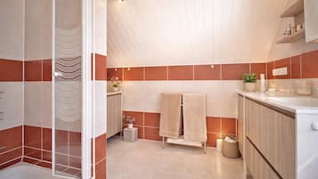 Een douche, een haardroger, een bidet, toiletpapier