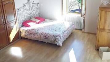 6 slaapkamers, een strijkplank/strijkijzer, internet, beddengoed