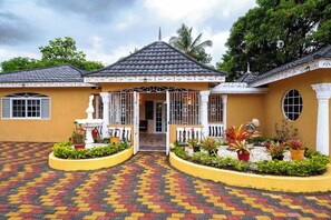 Exterior - Paradise Oasis (Tower Isle)