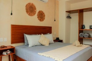 Een strijkplank/strijkijzer, wifi, beddengoed