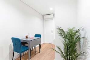 Dining - GuestReady The 7 Seas - 'Bering Sea' Groundfloor (Porto)