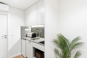 Fridge, microwave, coffee/tea maker, toaster - GuestReady The 7 Seas - 'Bering Sea' Groundfloor (Porto)