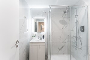 Shower, hair dryer, towels - GuestReady The 7 Seas - 'Bering Sea' Groundfloor (Porto)