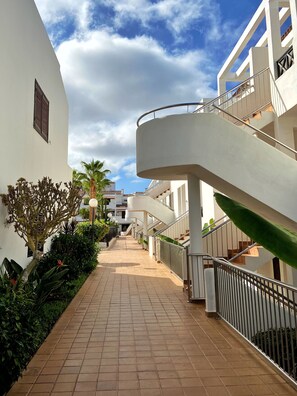 Property grounds - Victoria Court Los Cristianos remarkable value unbeatable location (Los Cristianos)
