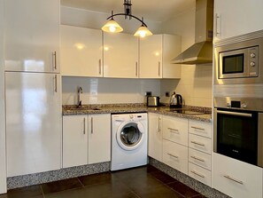 Private kitchen - Victoria Court Los Cristianos remarkable value unbeatable location (Los Cristianos)