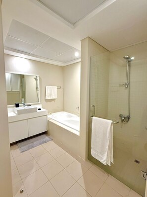 Shower, hair dryer, bidet, towels - Luxury Beachfront 3BR in Al Bateen Residences - Private Beach & Marina Sea View (Dubai)