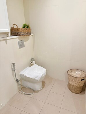 Shower, hair dryer, bidet, towels - Luxury Beachfront 3BR in Al Bateen Residences - Private Beach & Marina Sea View (Dubai)
