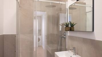 Doccia, bidet, asciugamani, shampoo