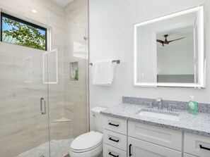 Douche, sèche-cheveux, serviettes fournies, savon