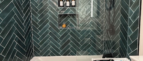 ヘアドライヤー、タオル、石鹸、トイレットペーパー