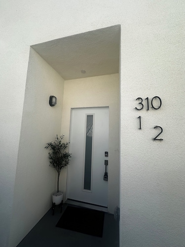 Brand new 6 bedroom 4 bath 8 beds 4 parkg 16+ppl central air, all new