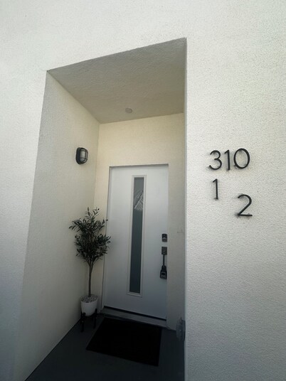 Brand new 6 bedroom 4 bath 8 beds 4 parkg 16+ppl central air, all new