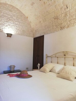 Iron/ironing board, internet, bed sheets - Authentic Trulli Retreat with Private Pool in the Countryside of Alberobello (Alberobello)