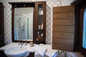 Dutxa, assecador de cabells, bidet i tovalloles 