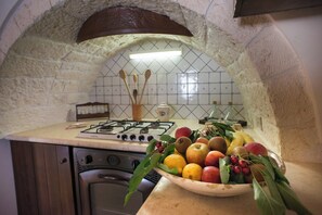 Private kitchen - Authentic Trulli Retreat with Private Pool in the Countryside of Alberobello (Alberobello)