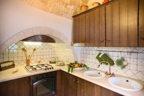 Private kitchen - Authentic Trulli Retreat with Private Pool in the Countryside of Alberobello (Alberobello)