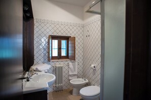 Shower, hair dryer, bidet, towels - Authentic Trulli Retreat with Private Pool in the Countryside of Alberobello (Alberobello)