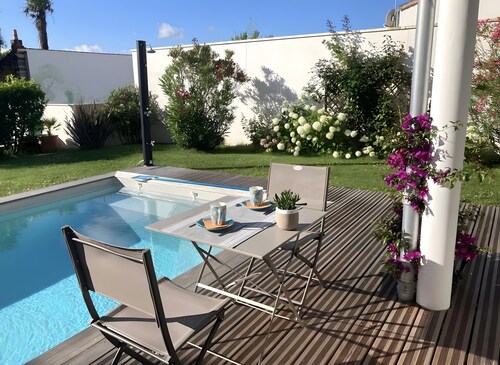 Charmantes Zimmer mit Pool und Garten – Frühstück inklusive