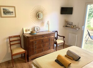 WiFi, bed sheets - Cozy Room with Terrace and Pool – Breakfast Included (Saint-Palais-sur-Mer)