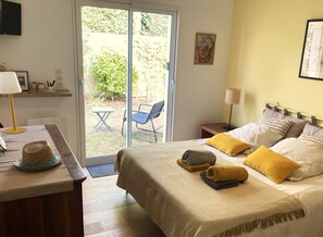 WiFi, bed sheets - Cozy Room with Terrace and Pool – Breakfast Included (Saint-Palais-sur-Mer)