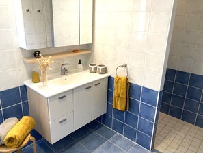 Shower, hair dryer, towels - Cozy Room with Terrace and Pool – Breakfast Included (Saint-Palais-sur-Mer)