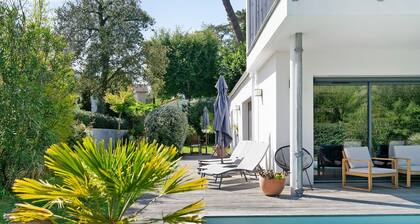 Cozy Room with Terrace and Pool – Breakfast Included