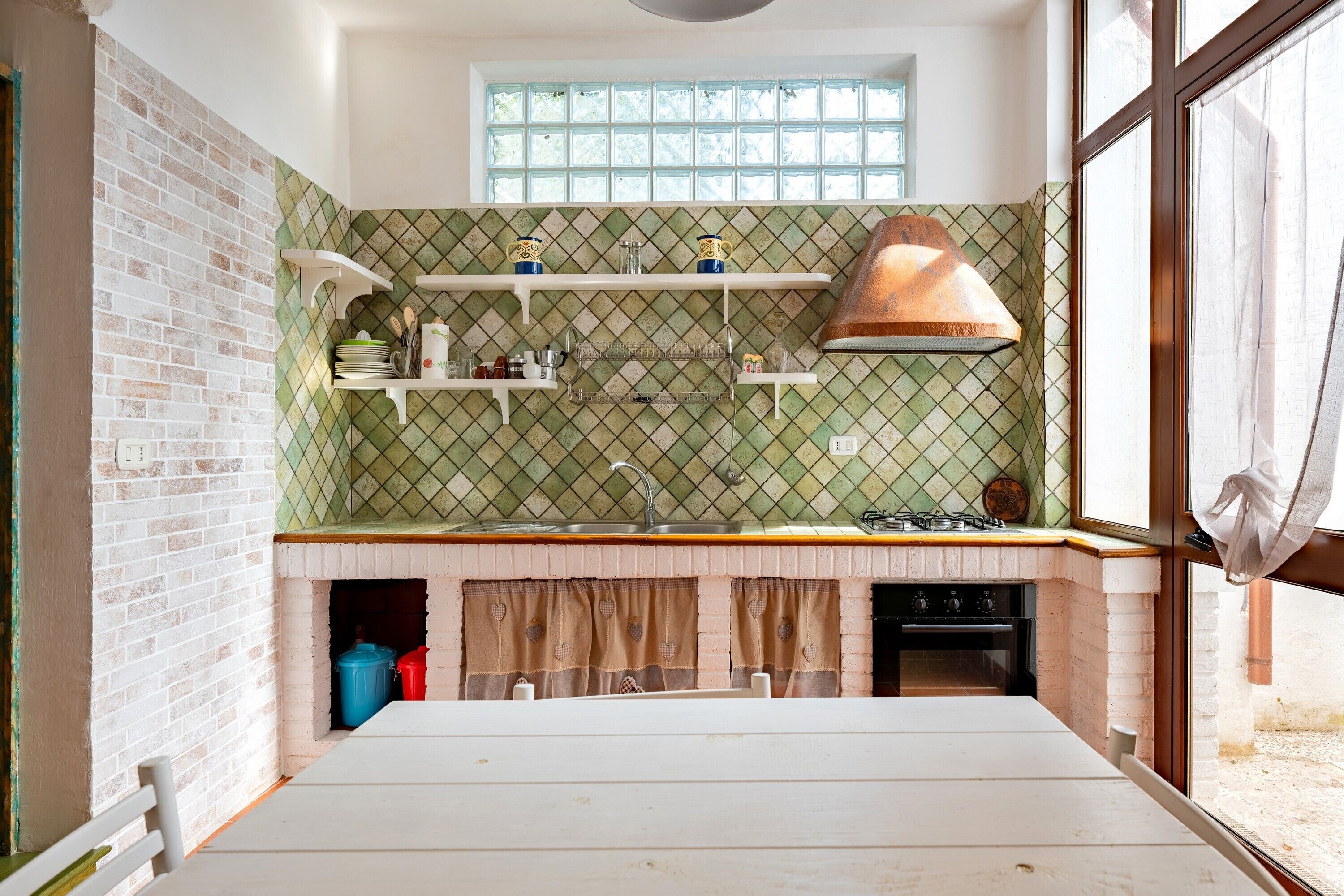 Fridge, oven, stovetop, electric kettle