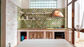 Fridge, oven, stovetop, electric kettle