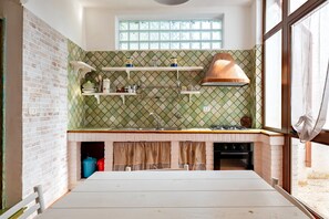 Fridge, oven, stovetop, electric kettle