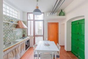 Kühlschrank, Ofen, Herdplatte, Wasserkocher