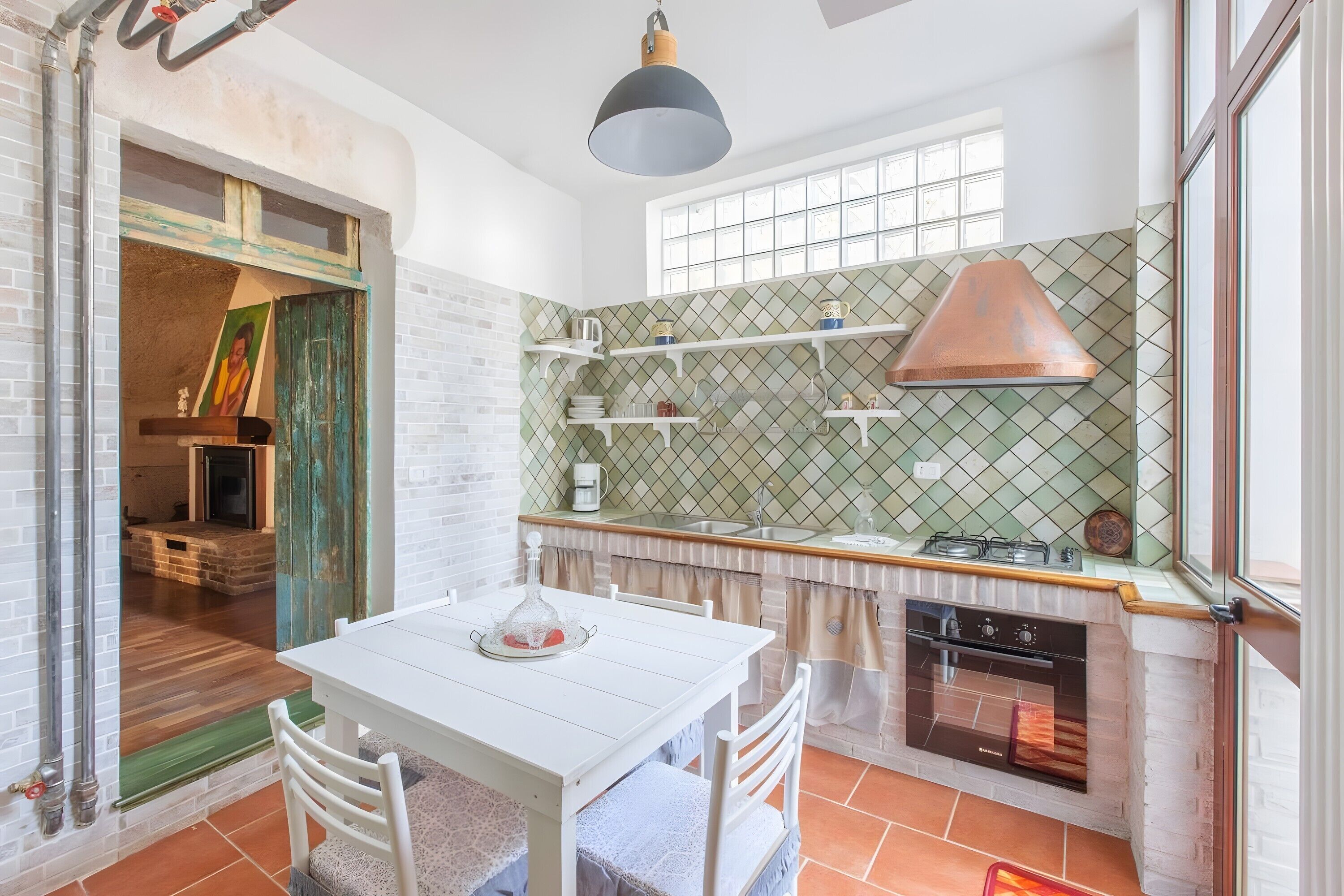 Frigorifero, forno, piano cottura, bollitore elettrico